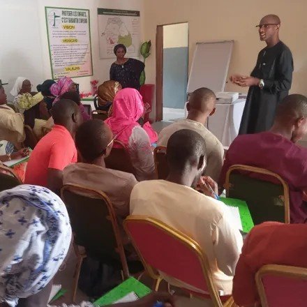 Groupes-de-personnes-en-reunion-a-Kolda