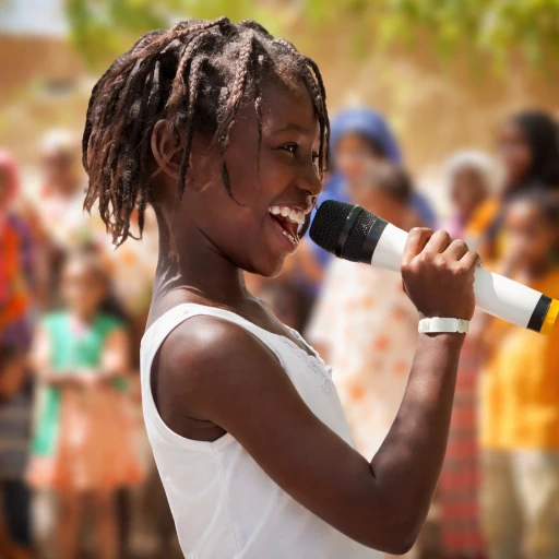 Jeune fille chantant avec enthousiasme